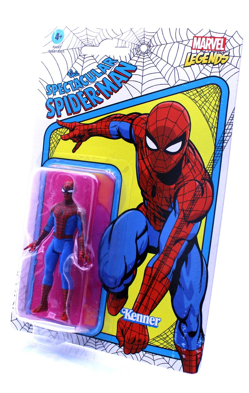 Pu&ograve; includere: Una action figure vintage Kenner Marvel Legends di Spider-Man in una confezione blister di plastica. La figura &egrave; rossa e blu con un simbolo di ragno nero sul petto. La confezione presenta uno sfondo giallo e blu con le parole "The Spectacular Spider-Man" e "Kenner".