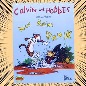 Puede incluir: Portada de libro con los personajes de cómic Calvin y Hobbes. El título dice "Calvin und Hobbes" en rojo, con el subtítulo "Das 2. Album" y la frase "Nur Keine Panik" en amarillo. La ilustración muestra a Hobbes saltando sobre Calvin.
