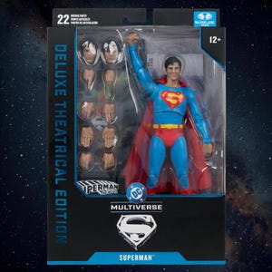 Puede incluir: Figura de acción de Superman Deluxe Theatrical Edition en un paquete de plástico transparente. La figura viste un clásico traje azul y rojo con capa roja. El paquete incluye múltiples cabezas y manos intercambiables. Parte de DC Multiverse.