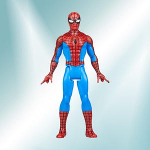 Pu&ograve; includere: Una action figure rossa e blu di Spider-Man con un design a ragnatela nero. La figura ha uno stile classico da fumetto.