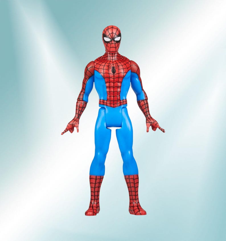 Pu&ograve; includere: Una action figure rossa e blu di Spider-Man con un design a ragnatela nero. La figura ha uno stile classico da fumetto.