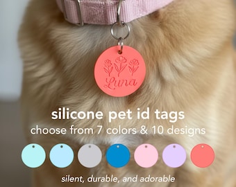 Op de afbeelding: Een koraalkleurige, ronde siliconen huisdier-ID-tag met de naam "Luna" en een bloemenontwerp. De tag is bevestigd aan een roze halsband. De afbeelding toont ook een selectie van andere tagkleuren en de tekst "silicone pet id tags".