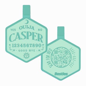 以下が含まれることがあります： 白のセラミックマグカップ、黒いハンドル、手書き風の「But First, Coffee」の文字。マグカップは白い表面に置かれています。マグカップの高さは約10cmです。