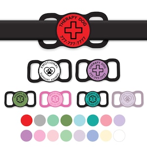 Puede incluir: Una colección de etiquetas negras para collares de mascotas con varios diseños y colores. Las etiquetas incluyen texto como "Therapy Dog", "Emotional Support Animal" y "Medical Alert". Cada etiqueta presenta un color diferente y un número de teléfono.