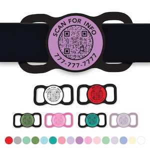 Puede incluir: Una colección de etiquetas de identificación para mascotas en varios colores, con un código QR y el texto "SCAN FOR INFO" y un número de teléfono. Las etiquetas están disponibles en negro, rojo, verde, rosa y morado. Diseñadas para collares.