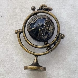 Pendentif globe en rotation en métal bronzé | Charm Terre miniature | Bijoux de carte du monde de style vintage | Accessoire de bureau | Cadeau de voyage | 1,25 pouce