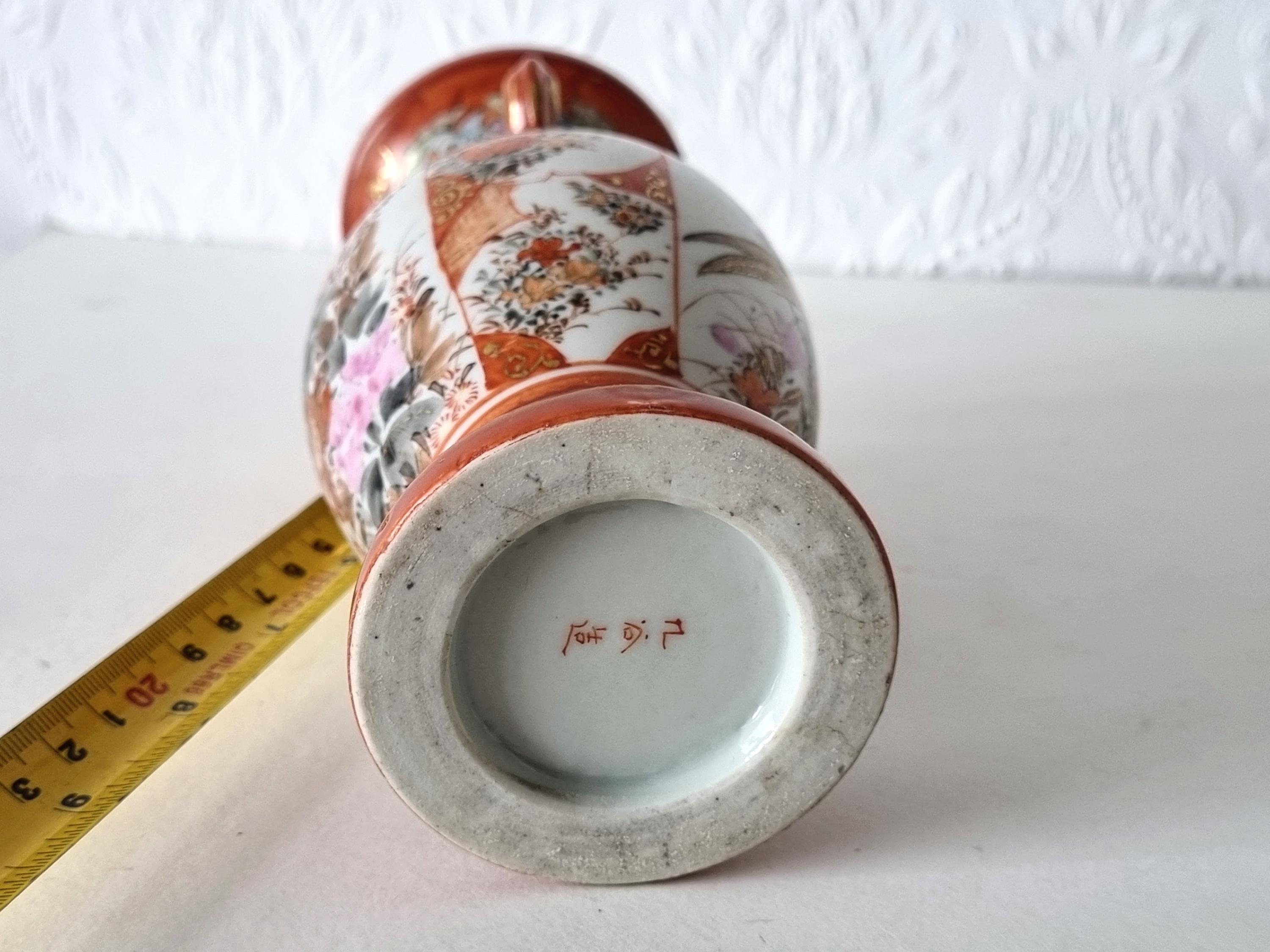 日本の九谷焼磁器の花瓶、手描きの花鳥模様、赤金彩仕上げ、双取っ手