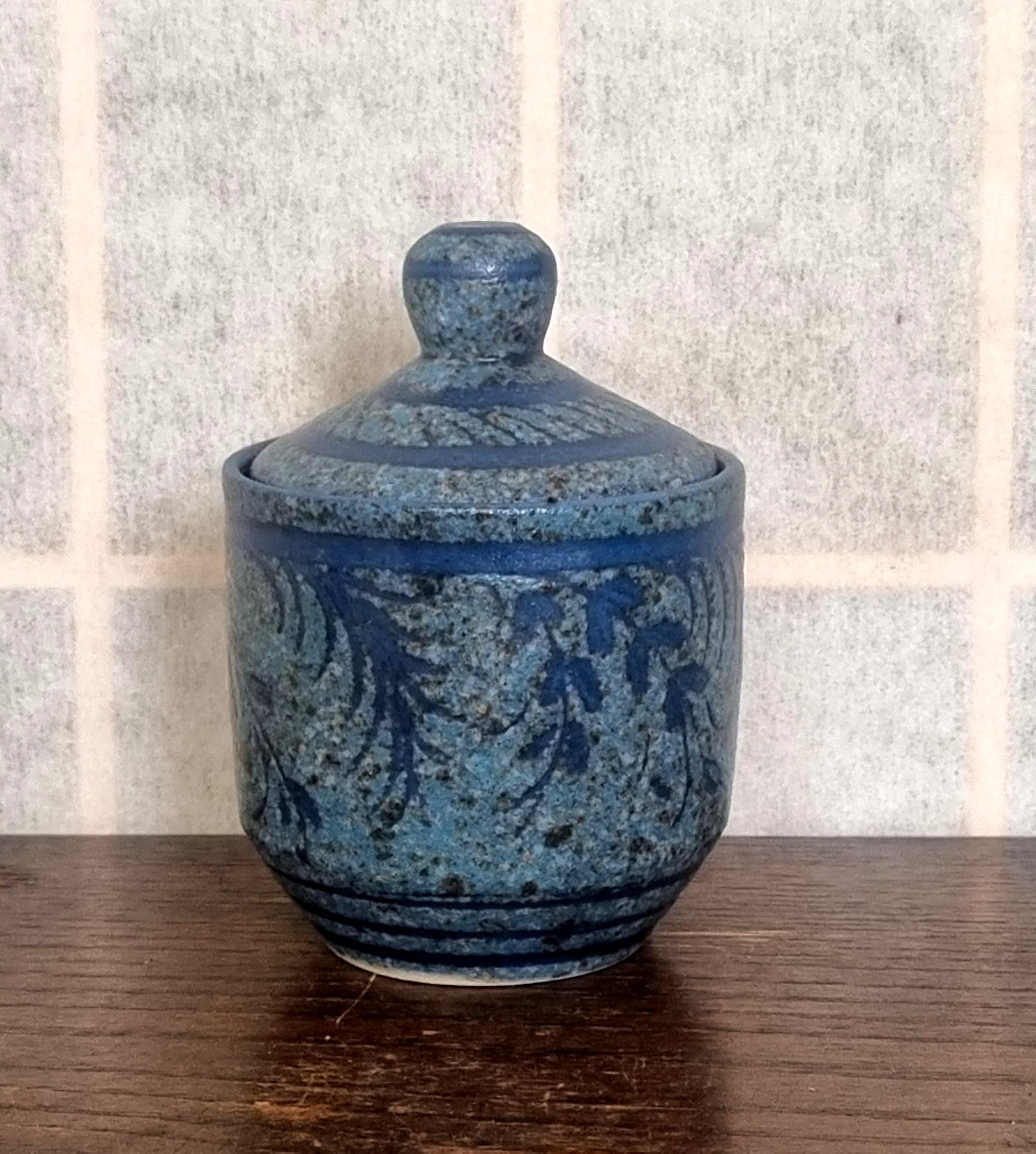 ヴィンテージ　花柄装飾の陶器瓶 ヴィンテージブルー陶器瓶｜手作りの花柄モチーフ容器｜小さな蓋付き
