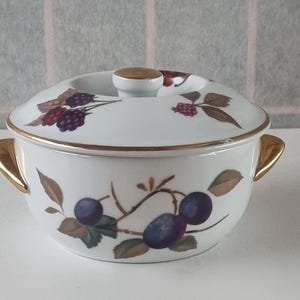 Mały talerz stołowy z pokrywką, Royal Worcester Evesham, angielski wzór owocowy, porcelana z połowy XX wieku