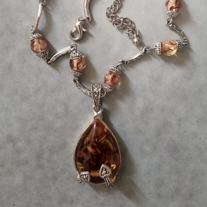 Colgante de lágrima de vidrio marrón / Collar de cadena de plata estilo vintage / Detalles de marcasita / Cuentas de vidrio facetadas / Joyas llamativas