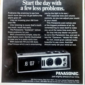 Puede incluir: Anuncio en blanco y negro de un despertador Panasonic "Cameron". El reloj muestra "6:07" y tiene diales FM y AM separados. El texto incluye "Comienza el día con menos problemas" y "un poco por delante de nuestro tiempo."