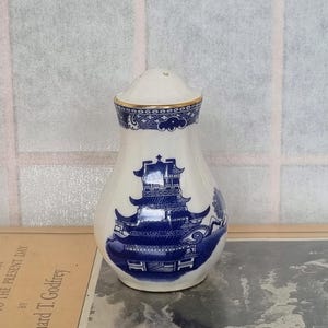 ringtons old willow salt pepper shaker, wade ceramics