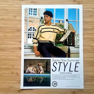 Può includere: Una pubblicità di moda vintage con un uomo che indossa un maglione color crema con strisce nere e pantaloni blu navy. L'annuncio include il testo "Savile Row Summer STYLE" e un'immagine di due persone in accappatoi a righe.