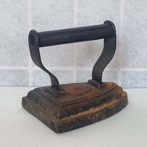 Fer plat en fonte antique | Fer à repasser lourd | Outil à lessive vintage | Outil historique de propriété familiale | Présentoir rustique