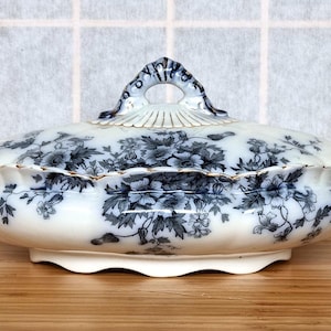 Sopera inglesa antigua con tapa azul, plato victoriano de loza transferible, con motivos florales cobalto dorado, asas y remate ornamentados.