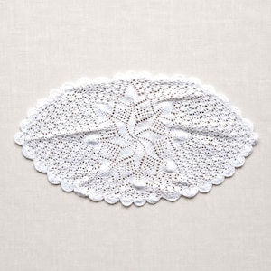 Tapete de ganchillo hecho a mano, blanco, ovalado, de encaje, estilo años 70, decoración rústica con bordes festoneados.