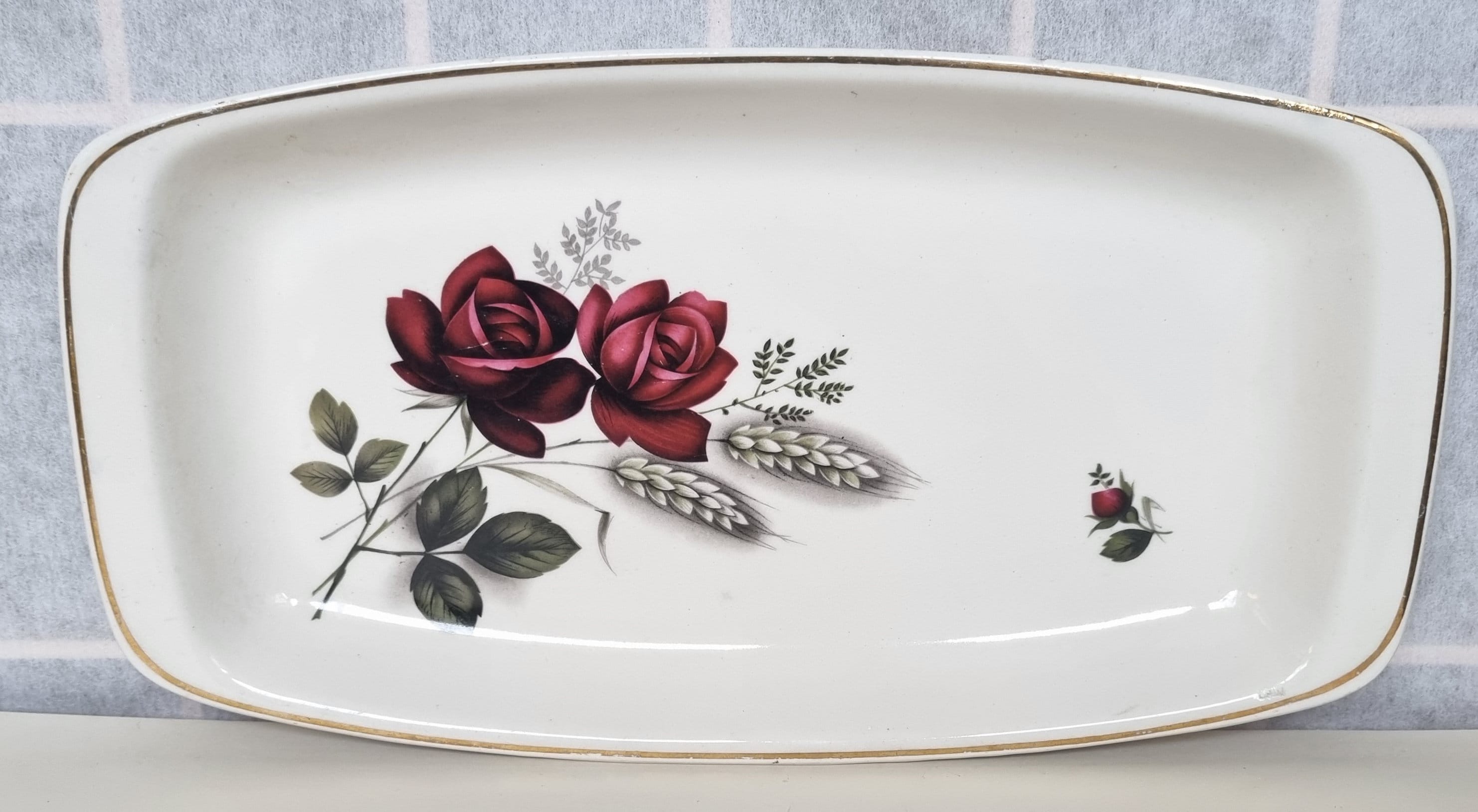 1950年代ヴィンテージの花柄磁器トレイ、Faianta Sighisoara作、赤い