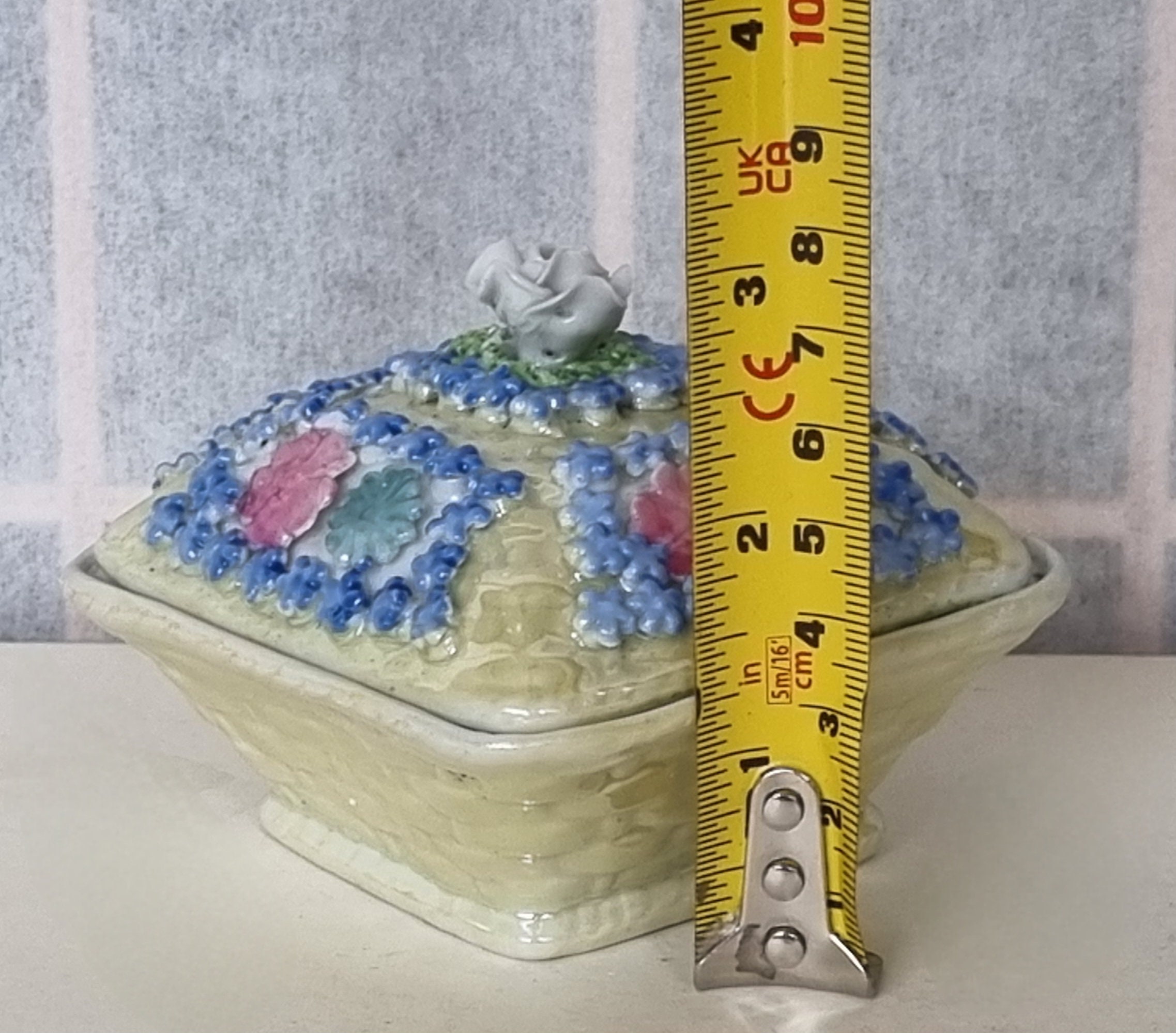 ドイツ　ヘキスト　花柄の白磁小物入れ ハンドペイント　ジュエリーケース ヴィンテージドイツ製磁器小物入れ、手描き花柄蓋付き皿、パステル
