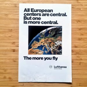 Puede incluir: Cartel vintage de Lufthansa German Airlines con el texto: "Todos los centros europeos son centrales. Pero uno es más central." y "Cuanto más vuelas." La imagen muestra una vista de Europa desde el espacio.