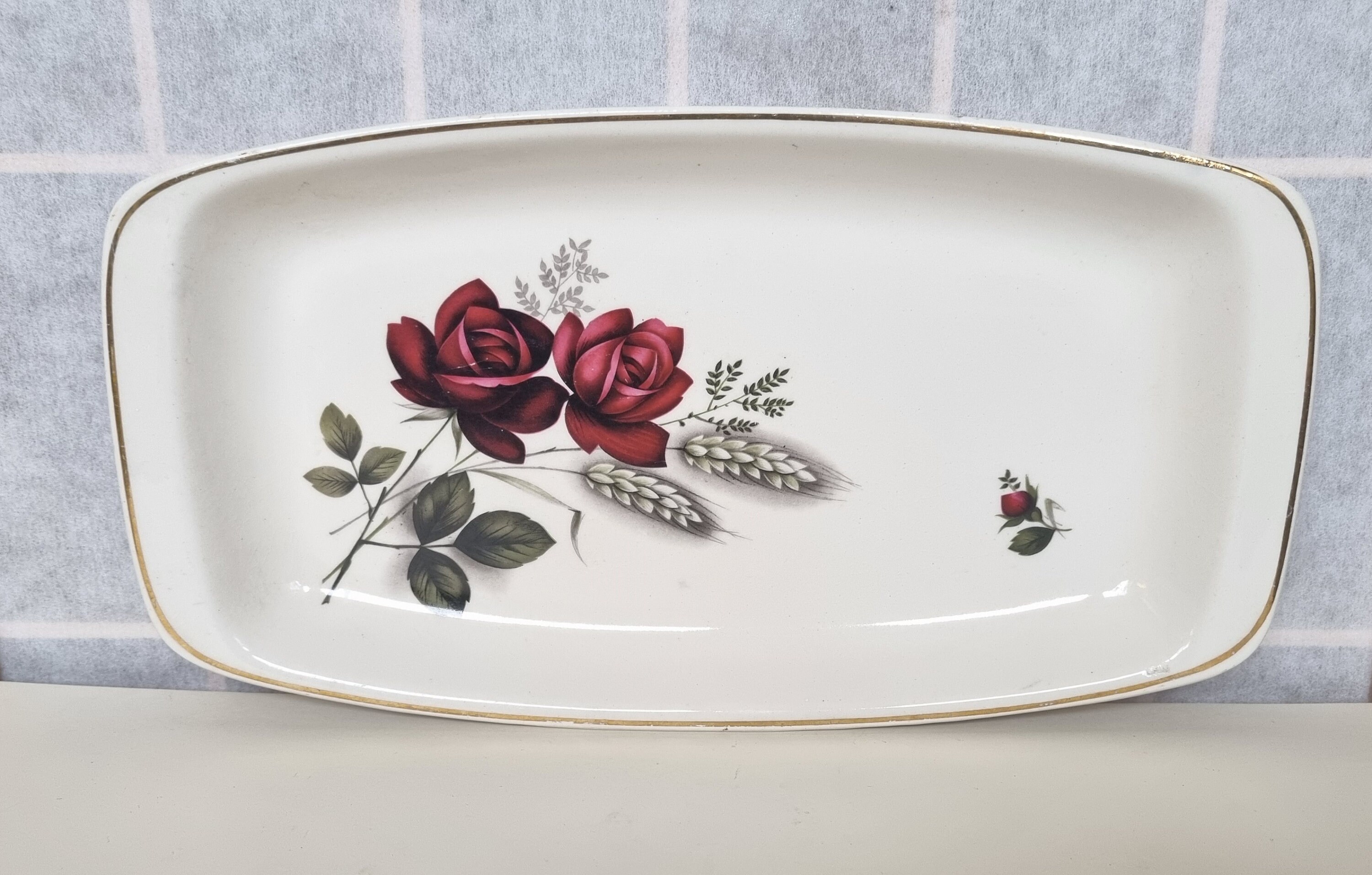 1950年代ヴィンテージの花柄磁器トレイ、Faianta Sighisoara作、赤い