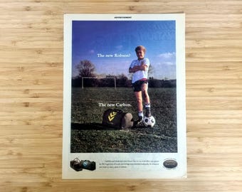 Página de anúncio de revista de futebol, anúncio de equipamentos de futebol da Carlton Sports Bags, material impresso original dos anos 1990, decoração com tema Robson.