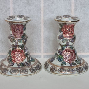 Chinesischer Porzellan Kerzenständer | Vintage Mid Century Rosen Paar | Asiatisch Export China | Relief Floral Wohndekor Geschenk Set