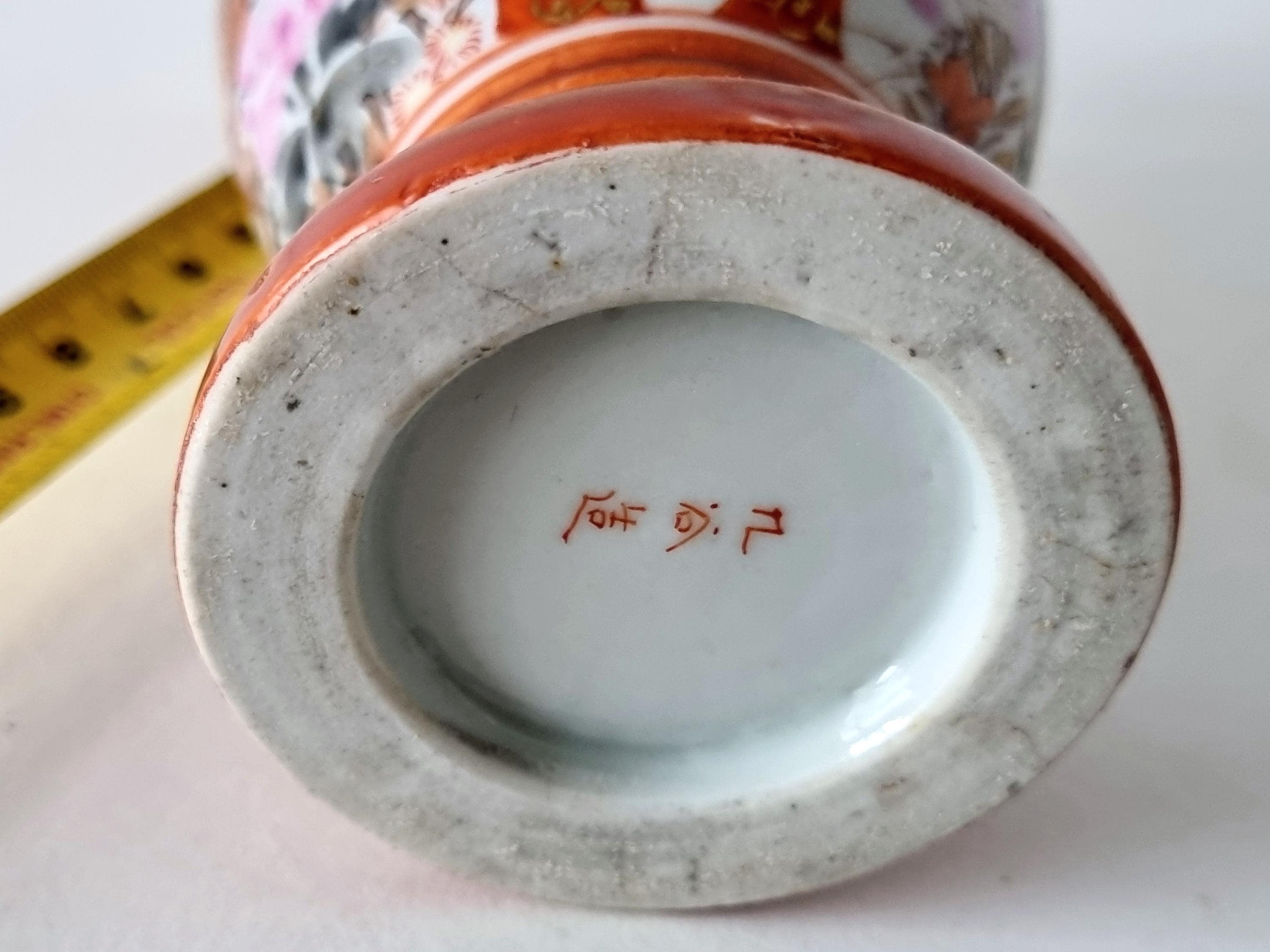 日本の九谷焼磁器の花瓶、手描きの花鳥模様、赤金彩仕上げ、双取っ手