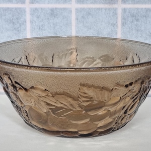 Smoked Glass Bowl 70s | Grape Vine Pattern | Federal Style Serving Bowl | Vintage Brown Glass Kitchen | Mid Century Modern Bowl
