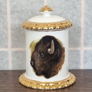 Rzadki masoński słoik z pokrywką w kształcie bawołu | Królewski Zakon Przedpotopowy Jersey RAOB | Pojemnik z pozłacanej porcelany z portretem bawołu | Vintage Lodge