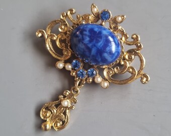 Blaue Lapislazuli Brosche mit Strasssteinen, künstlichen Rocailles, baumelnder Fleur de Lys, verzierter viktorianischer Stil, goldfarbenes Metall