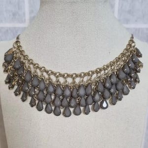 Collar con babero de plástico gris / Collar llamativo vintage / Cadena con flecos en tono dorado / Estilo bohemio de 9,5 pulgadas