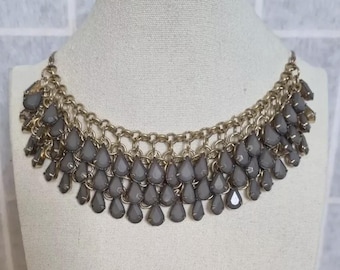 Collar con babero de plástico gris / Collar llamativo vintage / Cadena con flecos en tono dorado / Estilo bohemio de 9,5 pulgadas