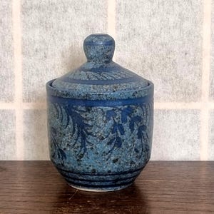 Vintage Blaue Keramik Dose | Handgefertigte Blumen Motiv Behälter | Kleines Kunstwerk mit Deckel | Studio Keramik Badezimmer Aufbewahrung