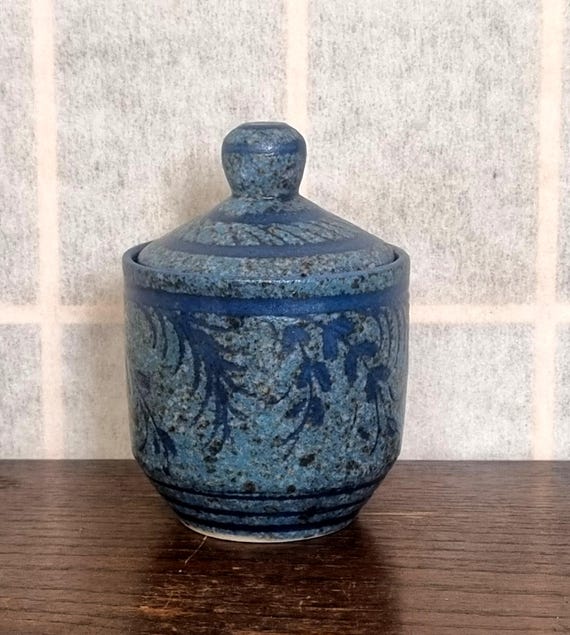 青い花模様の陶器瓶 青花 青と白の花模様の瓢箪型