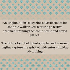 Puede incluir: Anuncio de revista vintage de los a&ntilde;os 1960 para Johnnie Walker Red. El anuncio presenta un adorno festivo que enmarca la ic&oacute;nica botella y el juego de regalo en caja. El texto destaca el color rico y la fotograf&iacute;a audaz.
