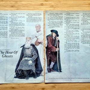 Puede incluir: Una página doble de una revista vintage con ilustraciones y texto. La página izquierda muestra una figura disfrazada con una corona, la derecha un hombre con abrigo rojo. El título "The Hour Of Ghosts" es visible.