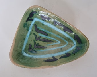 Studio Keramik Dreieck Schale | Handglasierte abstrakte grüne Kunstschale | Künstler Keramik Servierplatte | Mid Century Modern Dekor | Einzigartiges Geschenk