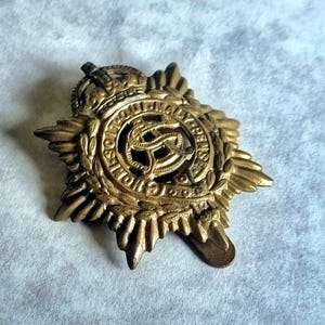World War Military Memorabilia Collectible, ASC WW1 Army Service Corps ASC Cap Badge, Gold Tone Metal, Latin Inscription, Gift for Veteran