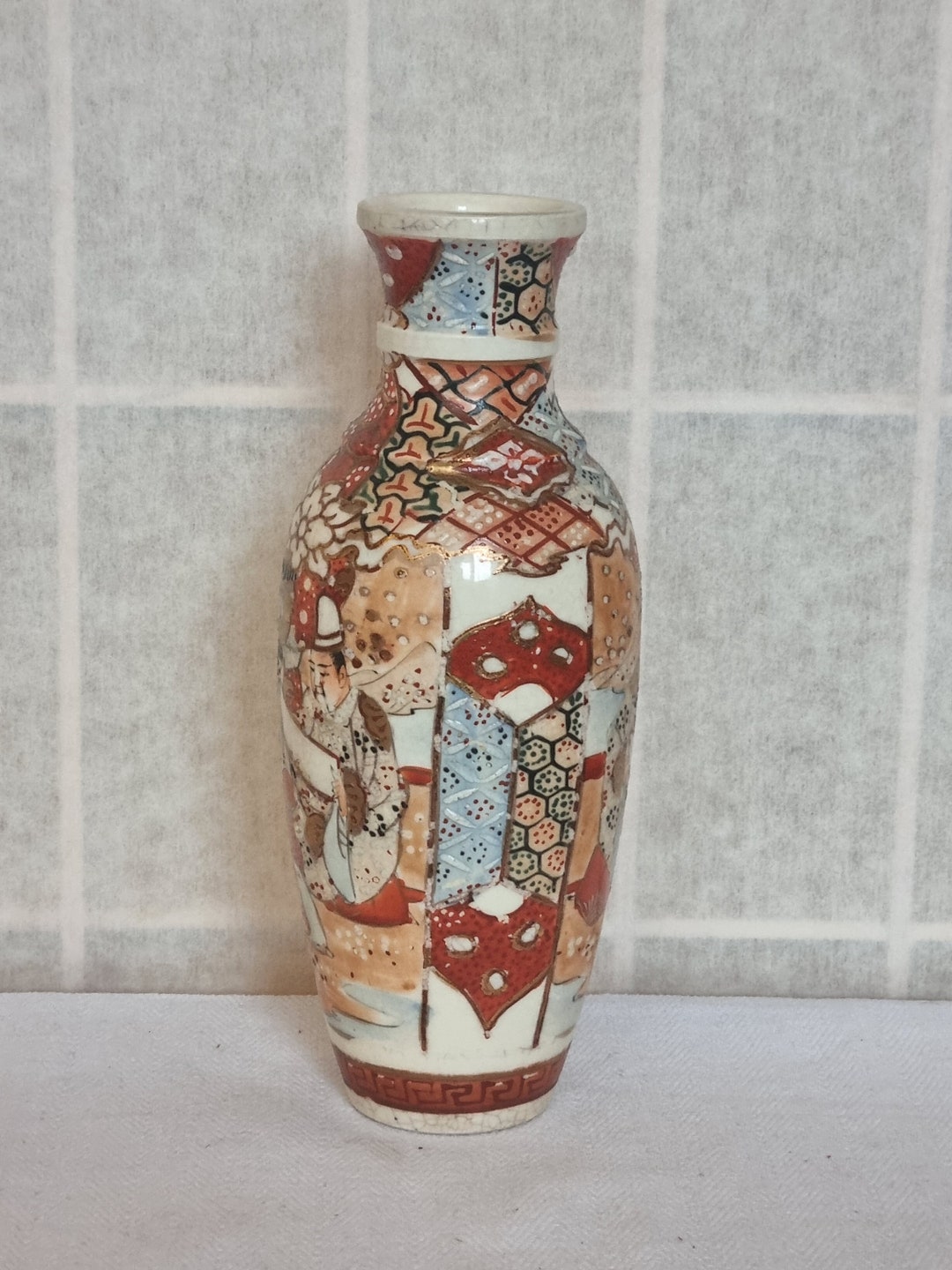 萨摩 金色の手描き陶器 花瓶 萨摩 金色の手描き陶器 花瓶 オレンジ、赤、金の手描きの東洋風デザインの