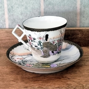 アンティーク 日本の芸者 ティーカップセット | 手描き磁器ティーカップソーサー | ゴールドのアクセントが花の風景を表現 | ミッドセンチュリー エクスポート