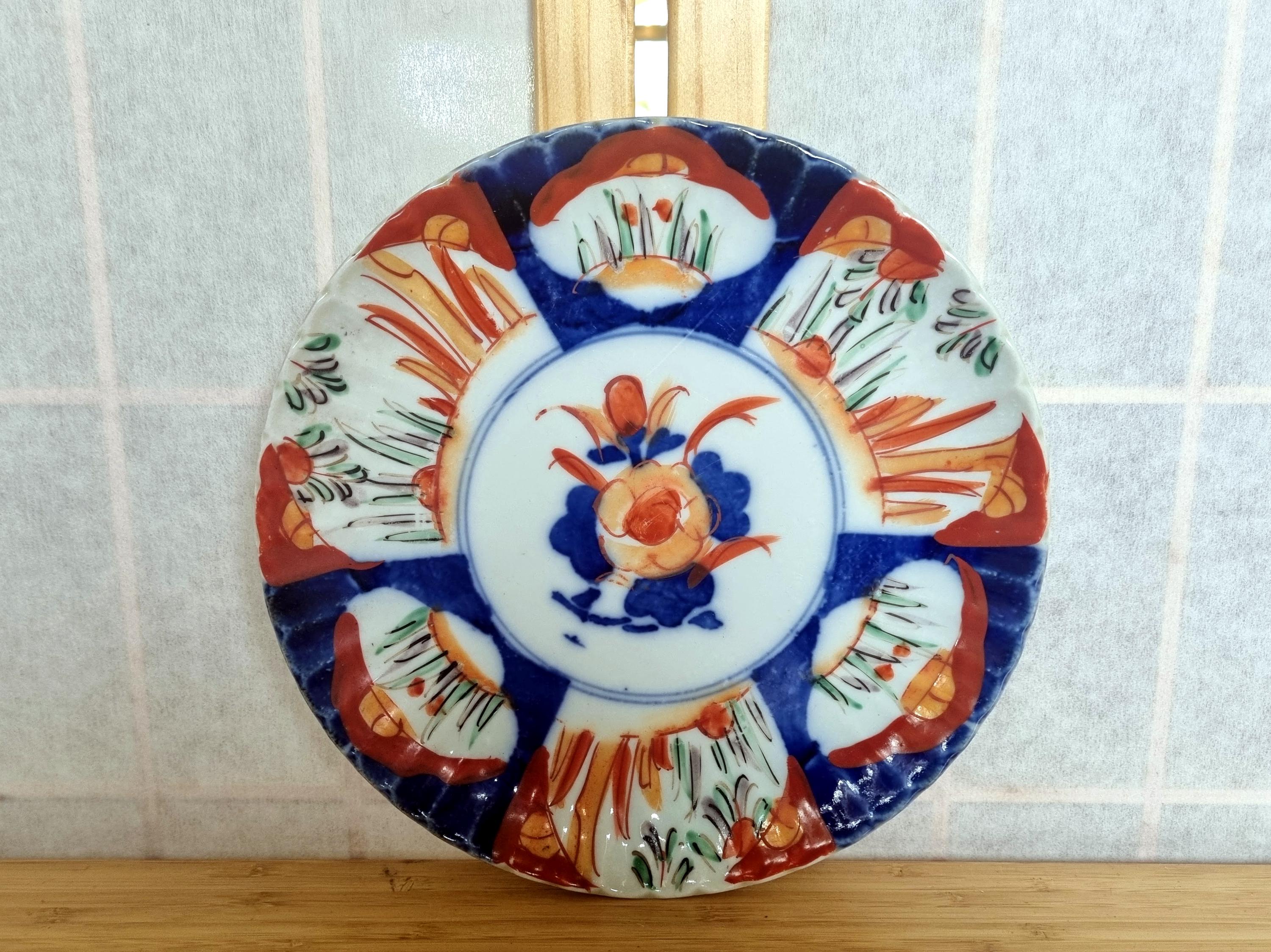 アンティークの伊万里焼皿、手描きの有田焼花模様、スカラップ縁