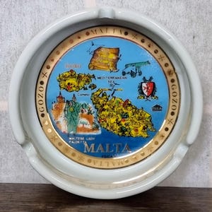 Vintage Malta Ceramic Ashtray | Śródziemnomorska pamiątka z podróży | Biały porcelanowy projekt mapy | Kolekcjonerski talerz na drobiazgi