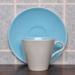 Juego de taza y platillo de cerámica Poole / 1964 Twintone Azul Cielo Gris / Diseño Contour de Robert Jefferson / Juego de té moderno de mediados de siglo