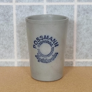 Puede incluir: Una taza de cerámica gris con letras azules que dicen "Possmann Original Frankfurter Apfelwein".