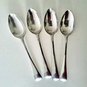 ensemble vintage de cuillères à soupe en métal argenté, couverts EPNS monogrammés, cuillères à manger anglaises traditionnelles, couverts de service de table classique