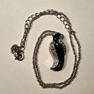 Collar Avon con colgante de diamantes de imitación, joyería vintage para mujer, espiral en tono plateado y negro