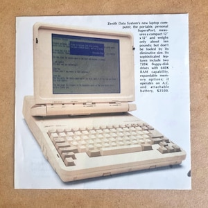 Może przedstawiać: Zabytkowy laptop Zenith Data Systems SupersPort. Kremowy komputer ma klawiaturę, ekran i tekst na ekranie. Tekst z boku mówi, że mierzy 30,5 cm x 30,5 cm i waży około 4,5 kg.
