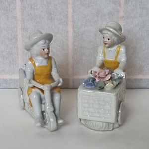 Paar Porzellanfiguren Junge und Mädchen auf Blumenkarren // AshleyParkerVA