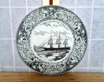 Zwart transferware scheepsbord, vintage nautische wanddecoratie, zeilschipkunst, traditionele studeerkamerdecoratie, wandbord