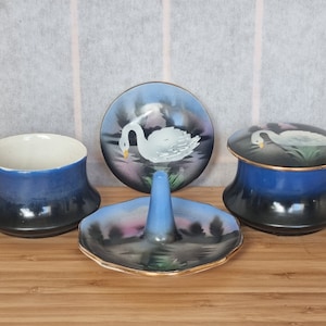 Schwanensee Waschtisch Set | Vintage Blaue Porzellan Ringschale & Schmuckschatullen | Handbemaltes Schminktisch-Set | Schwan Dekor im Art Deco Stil